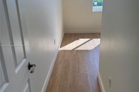 Купить виллу или дом в Порт-Шарлотт, Флорида 5 спален, 185.06м2, № 1969481 - фото 10