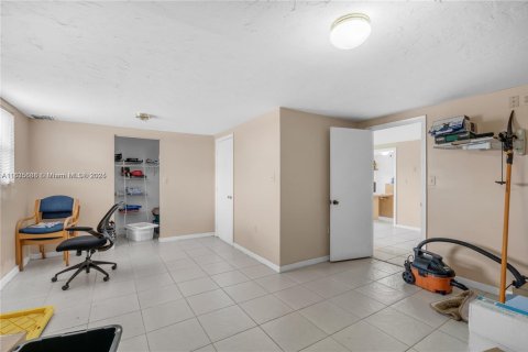 Commercial property in Miami, Florida № 1706460 - photo 9