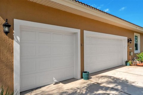 House in Winter Haven, Florida 4 bedrooms, 275.08 sq.m. № 2201205 - photo 5