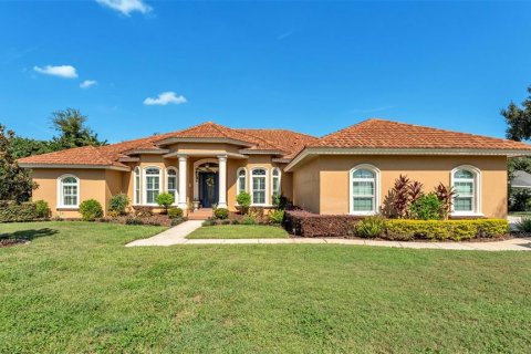 House in Winter Haven, Florida 4 bedrooms, 275.08 sq.m. № 2201205 - photo 2