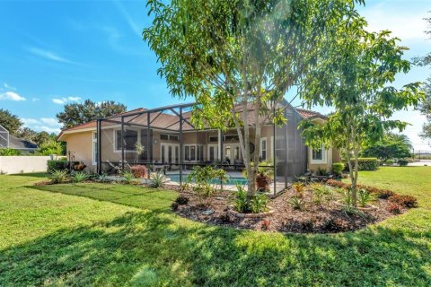 House in Winter Haven, Florida 4 bedrooms, 275.08 sq.m. № 2201205 - photo 7