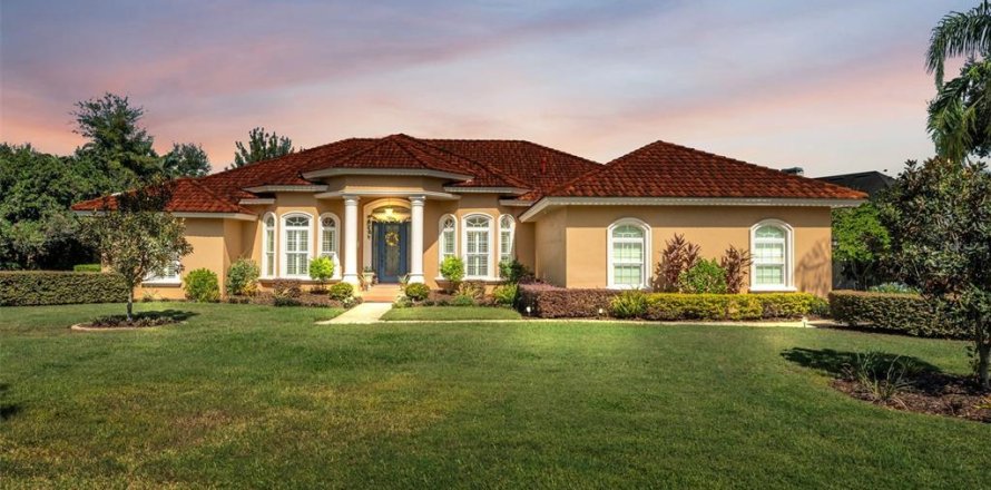 House in Winter Haven, Florida 4 bedrooms, 275.08 sq.m. № 2201205