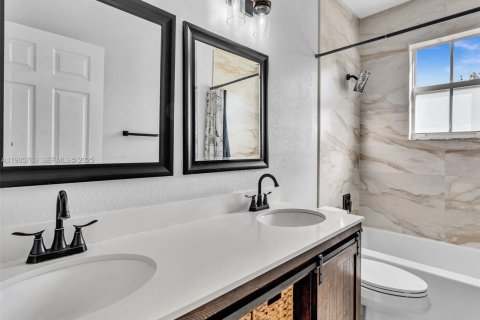 House in Homestead, Florida 4 bedrooms, 179.12 sq.m. № 1993874 - photo 15