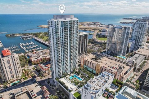 Condominio en Saint Petersburg, Florida, 2 dormitorios  № 2418526