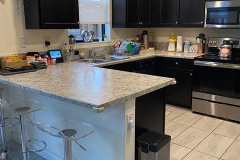 Adosado en venta en Hialeah, Florida, 3 dormitorios, 150.59 m2 № 1927806 - foto 7