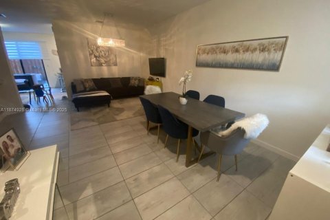 Adosado en venta en Hialeah, Florida, 3 dormitorios, 150.59 m2 № 1927806 - foto 11