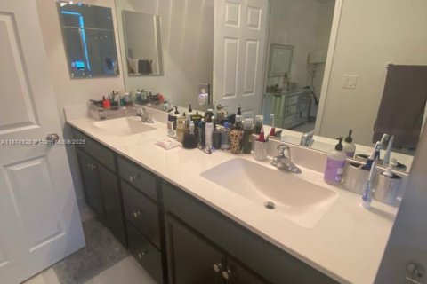 Adosado en venta en Hialeah, Florida, 3 dormitorios, 150.59 m2 № 1927806 - foto 16
