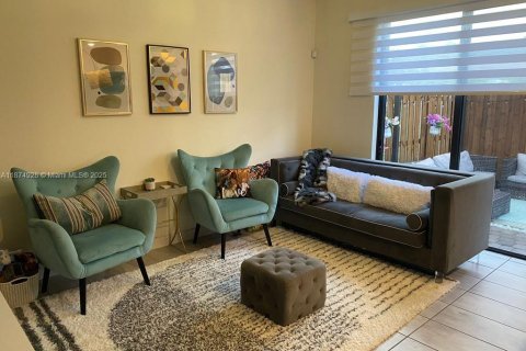 Adosado en venta en Hialeah, Florida, 3 dormitorios, 150.59 m2 № 1927806 - foto 4