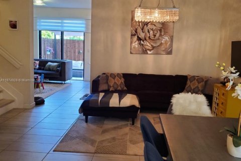 Adosado en venta en Hialeah, Florida, 3 dormitorios, 150.59 m2 № 1927806 - foto 10