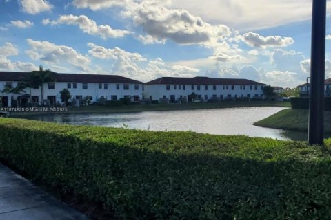 Adosado en venta en Hialeah, Florida, 3 dormitorios, 150.59 m2 № 1927806 - foto 2