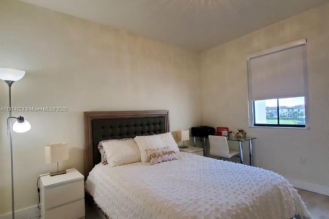 Adosado en venta en Hialeah, Florida, 3 dormitorios, 150.59 m2 № 1927806 - foto 12