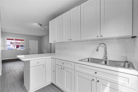 Condo in Doral, Florida, 2 bedrooms  № 2040576 - photo 14