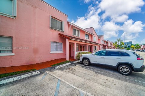 Condo in Doral, Florida, 2 bedrooms  № 2040576 - photo 3