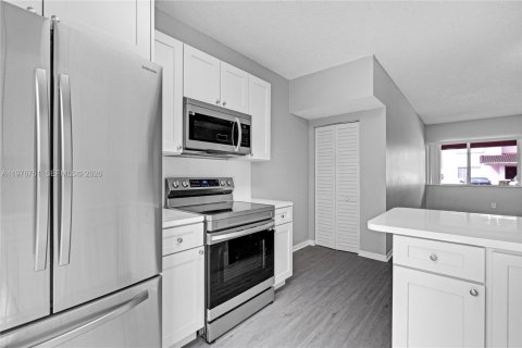 Condo in Doral, Florida, 2 bedrooms  № 2040576 - photo 7
