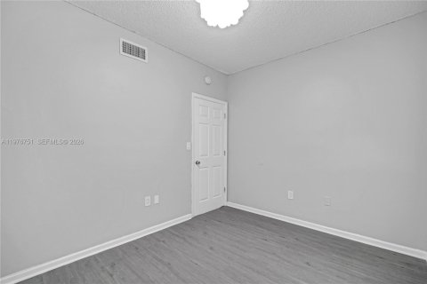 Condo in Doral, Florida, 2 bedrooms  № 2040576 - photo 12