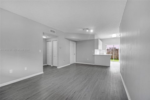 Condo in Doral, Florida, 2 bedrooms  № 2040576 - photo 18