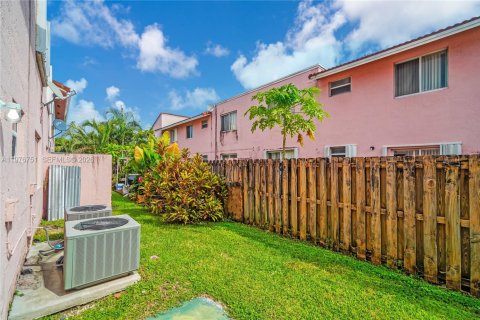 Condo in Doral, Florida, 2 bedrooms  № 2040576 - photo 21