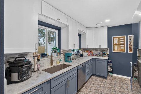 House in Seminole, Florida 3 bedrooms, 121.24 sq.m. № 2287290 - photo 5