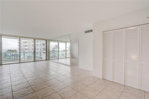 Condo in Miami Beach, Florida, 2 bedrooms  № 2040564 - photo 9