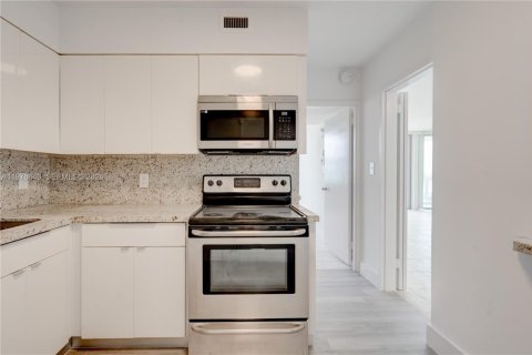 Condo in Miami Beach, Florida, 2 bedrooms  № 2040564 - photo 24