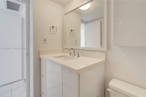 Condo in Miami Beach, Florida, 2 bedrooms  № 2040564 - photo 29