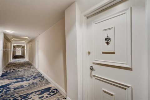 Condo in Miami Beach, Florida, 2 bedrooms  № 2040564 - photo 8