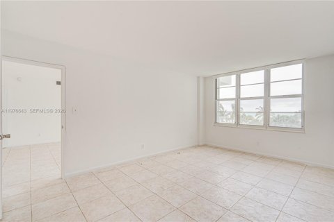 Condo in Miami Beach, Florida, 2 bedrooms  № 2040564 - photo 15
