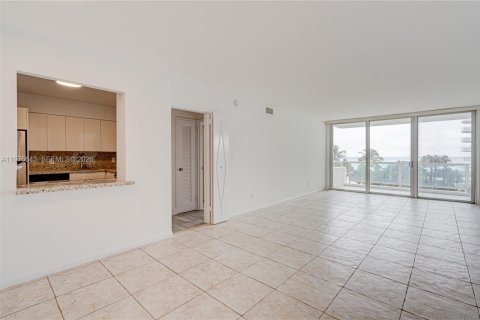 Condo in Miami Beach, Florida, 2 bedrooms  № 2040564 - photo 11