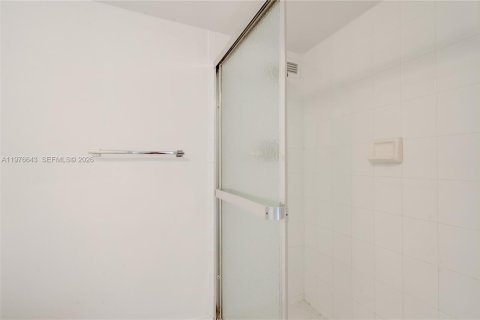 Condo in Miami Beach, Florida, 2 bedrooms  № 2040564 - photo 30