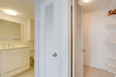 Condo in Miami Beach, Florida, 2 bedrooms  № 2040564 - photo 18