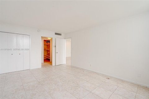 Condo in Miami Beach, Florida, 2 bedrooms  № 2040564 - photo 16