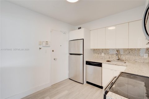 Condo in Miami Beach, Florida, 2 bedrooms  № 2040564 - photo 22