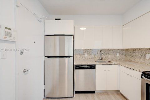 Condo in Miami Beach, Florida, 2 bedrooms  № 2040564 - photo 23