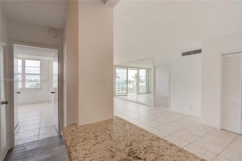 Condo in Miami Beach, Florida, 2 bedrooms  № 2040564 - photo 25