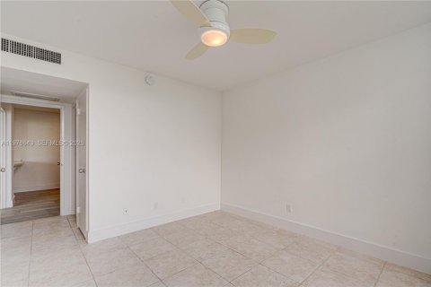 Condo in Miami Beach, Florida, 2 bedrooms  № 2040564 - photo 27