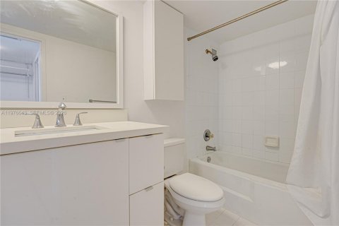 Condo in Miami Beach, Florida, 2 bedrooms  № 2040564 - photo 19