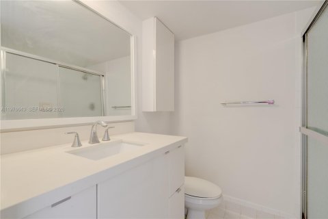 Condo in Miami Beach, Florida, 2 bedrooms  № 2040564 - photo 28