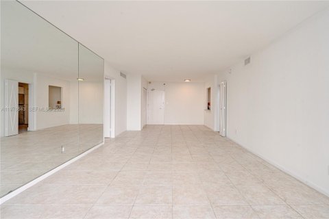 Condo in Miami Beach, Florida, 2 bedrooms  № 2040564 - photo 13