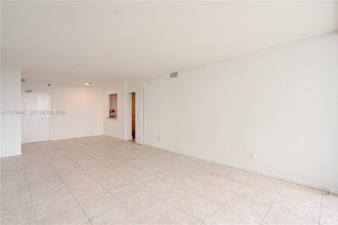 Condo in Miami Beach, Florida, 2 bedrooms  № 2040564 - photo 12