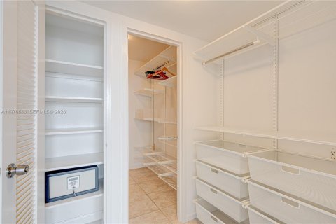 Condo in Miami Beach, Florida, 2 bedrooms  № 2040564 - photo 17