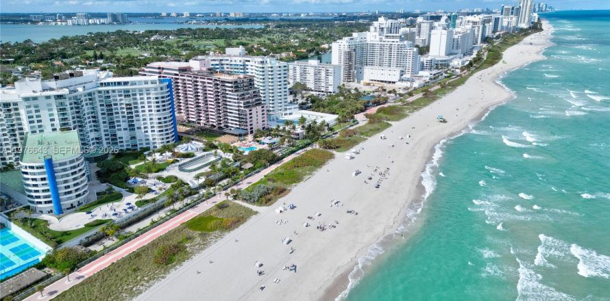 Condo in Miami Beach, Florida, 2 bedrooms  № 2040564