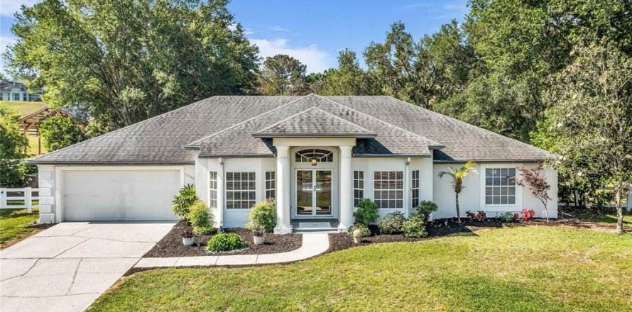 House in Clermont, Florida 3 bedrooms, 196.67 sq.m. № 2093185