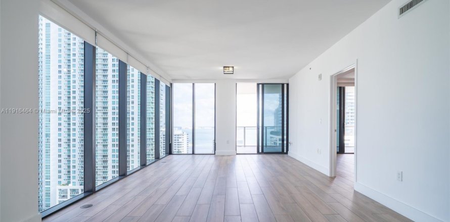 Condo in Miami, Florida, 3 bedrooms № 1972396