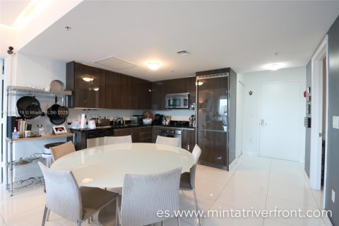 Condo in Miami, Florida, 3 bedrooms № 1935461 - photo 2