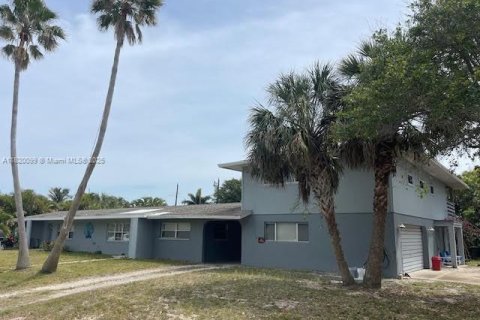 Commercial property in Indialantic, Florida 332.5 sq.m. № 1981436 - photo 3