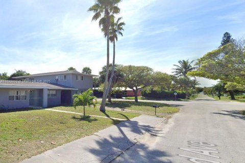 Commercial property in Indialantic, Florida 332.5 sq.m. № 1981436