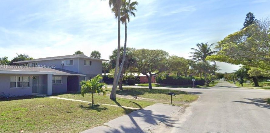 Commercial property in Indialantic, Florida 332.5 sq.m. № 1981436