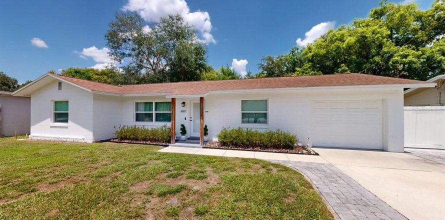 House in Winter Park, Florida 4 bedrooms, 181.62 sq.m. № 2149479