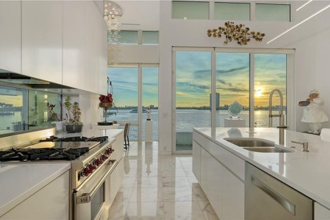 House in Sarasota, Florida 3 bedrooms, 384.99 sq.m. № 1866289 - photo 13