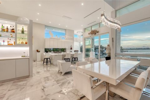 House in Sarasota, Florida 3 bedrooms, 384.99 sq.m. № 1866289 - photo 10